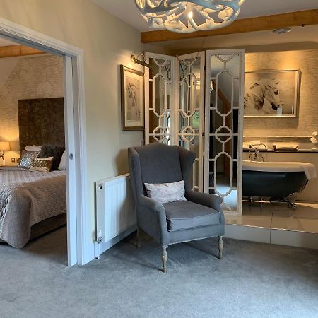 The Wheatsheaf Hotel, Sandbach Eksteriør bilde A suite at The Swan
